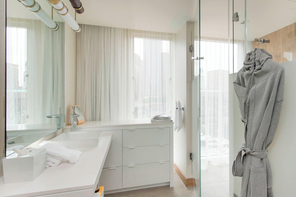 Junior Suite, 1 King Bed, Harbor View, Corner (Hearing Accessible)