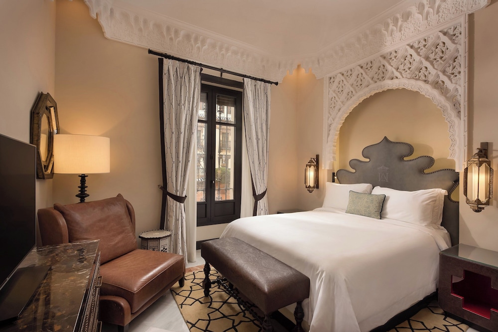 Deluxe Room, 1 King Bed, Courtyard View