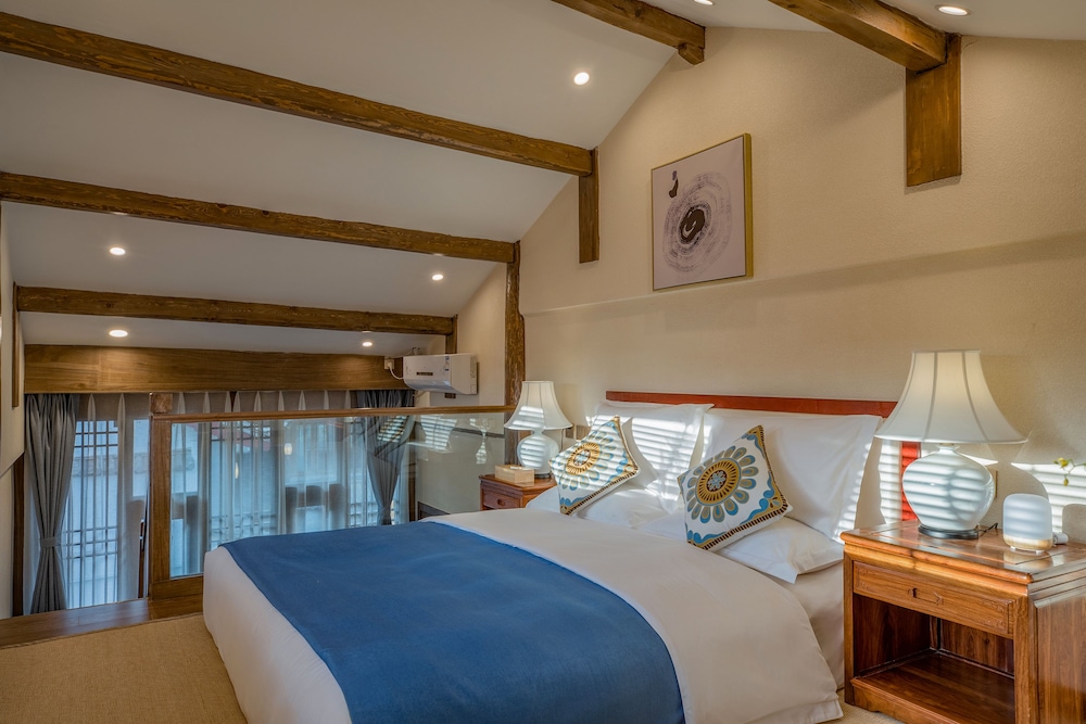 Suite - Photo 1