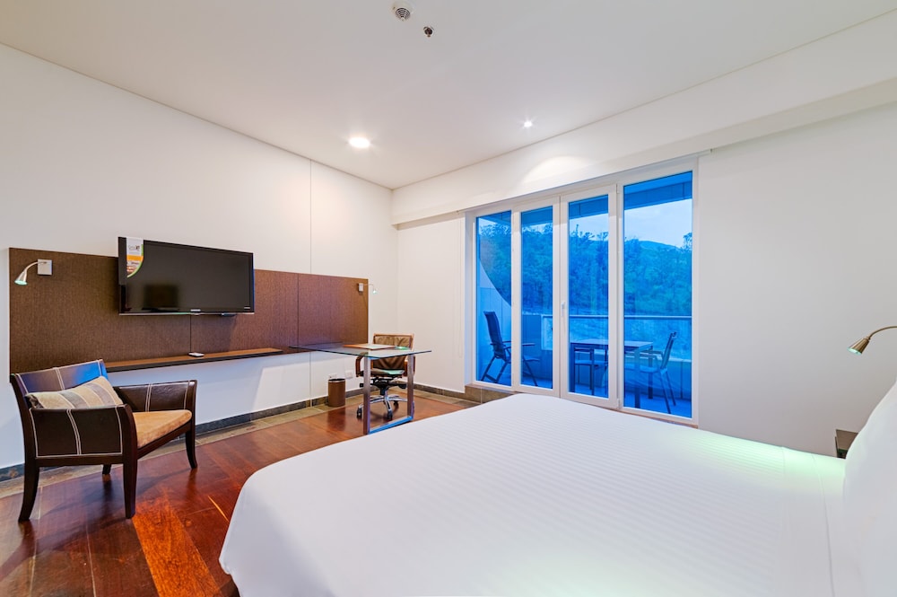 Luxury Suite, 1 King Bed, Balcony - Photo 3