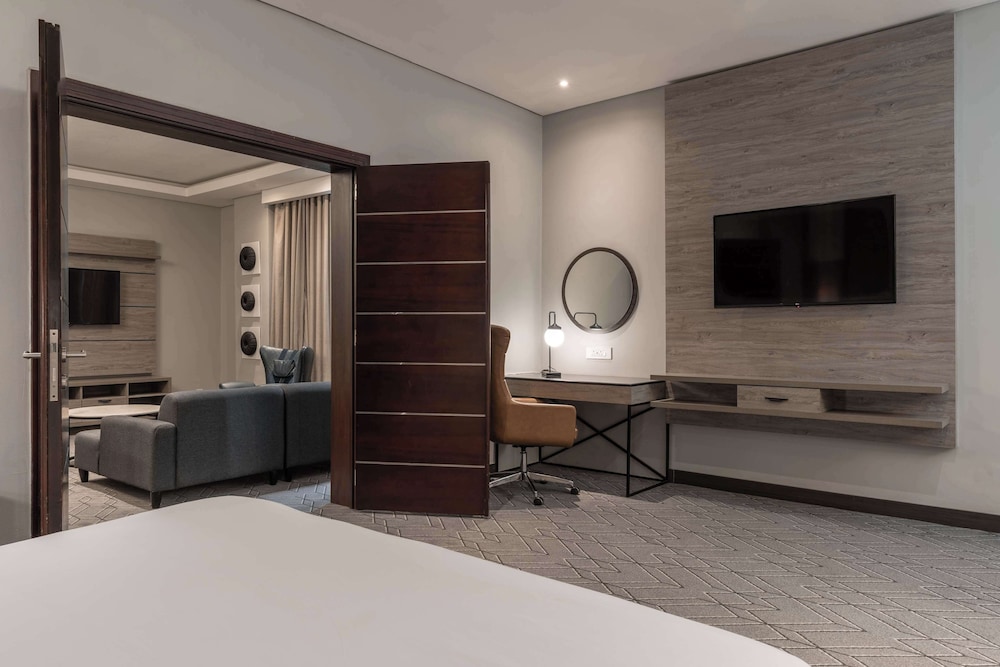 Suite, Pool View - Photo 9