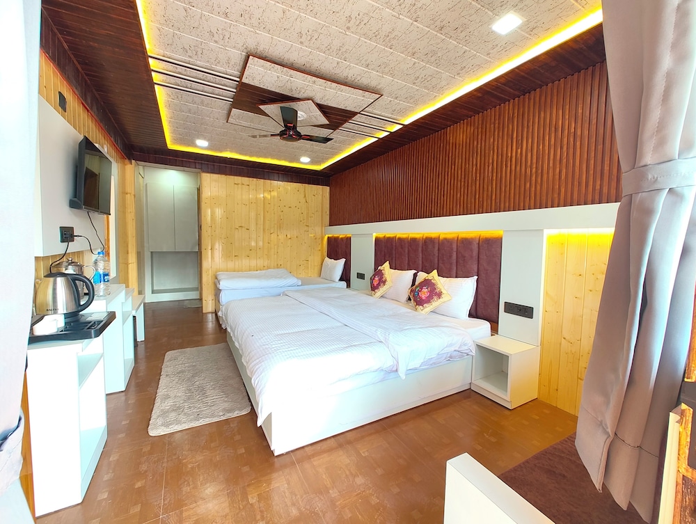 Deluxe Double Room, Multiple Beds, Lake View