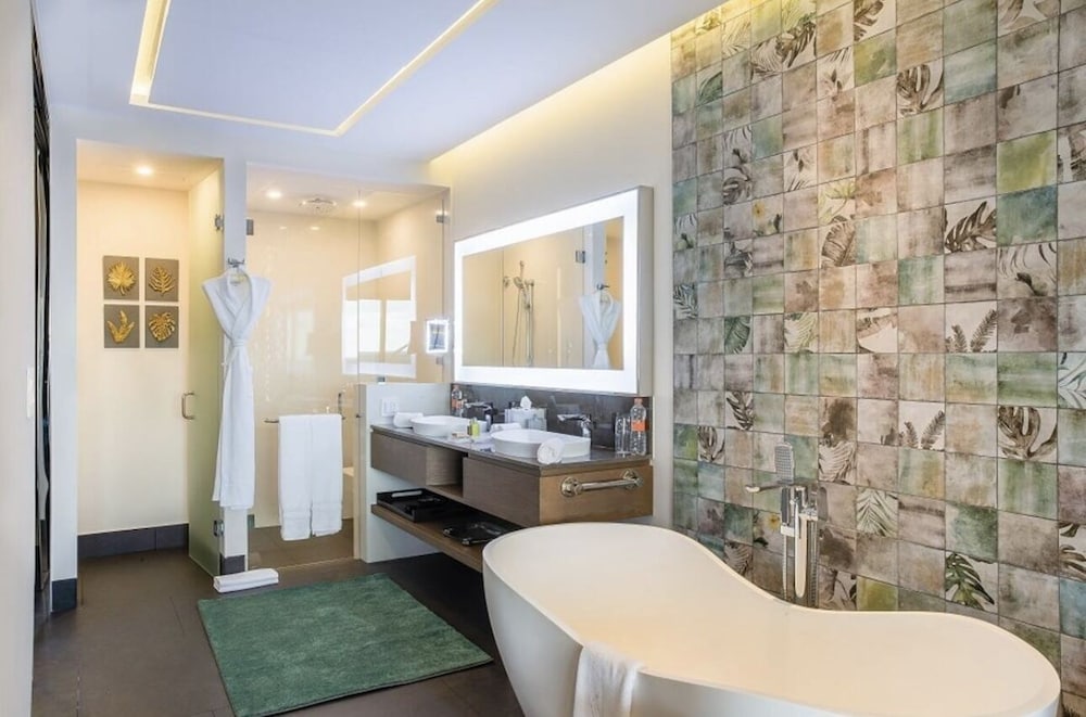 Luxury Suite, 2 Bedrooms, Ocean View - Photo 17