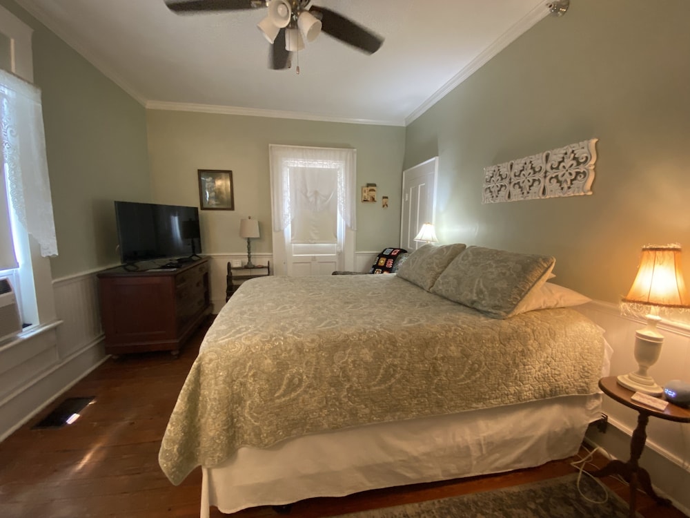 Room, 1 Queen Bed (Mister Charlie's Room) photo 3