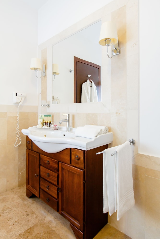 Standard Twin Room - Photo 7