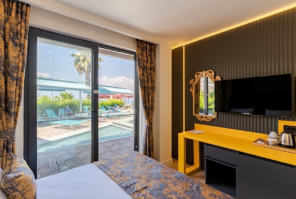Deluxe Double or Twin Room thumbnail 6