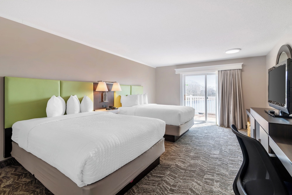 Deluxe Room, 2 Queen Beds, Balcony, River View photo 1
