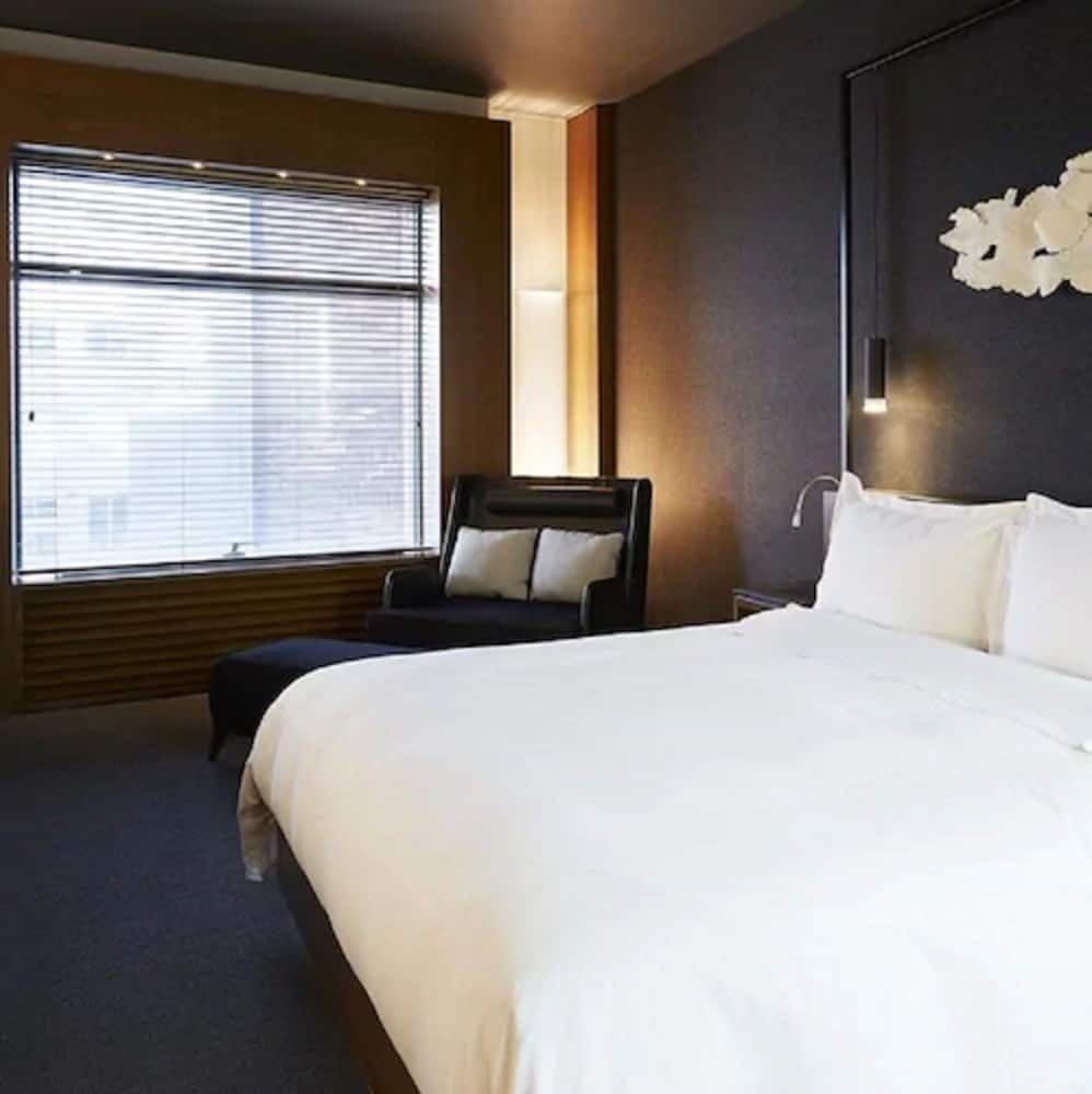 Signature Room, 1 King Bed - Photo 1