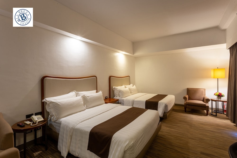 Deluxe Room, 2 Queen Beds - Photo 1