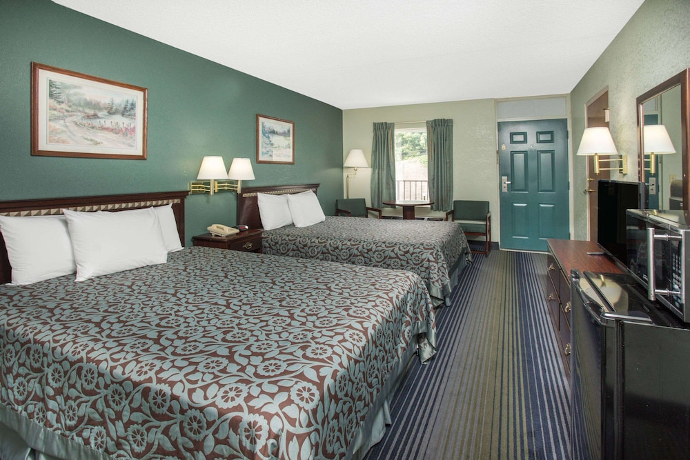 Upgraded, Deluxe Room, 2 Queen Beds, Smoking photo 1