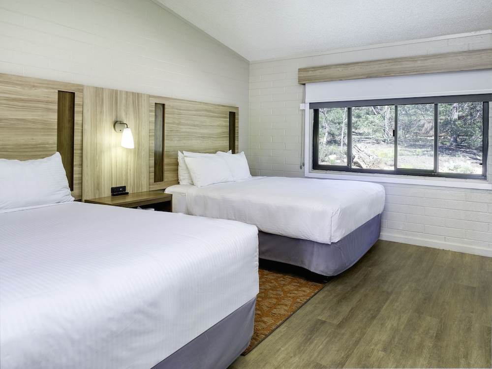 Room, 2 Queen Beds (West Pet Friendly) thumbnail 5