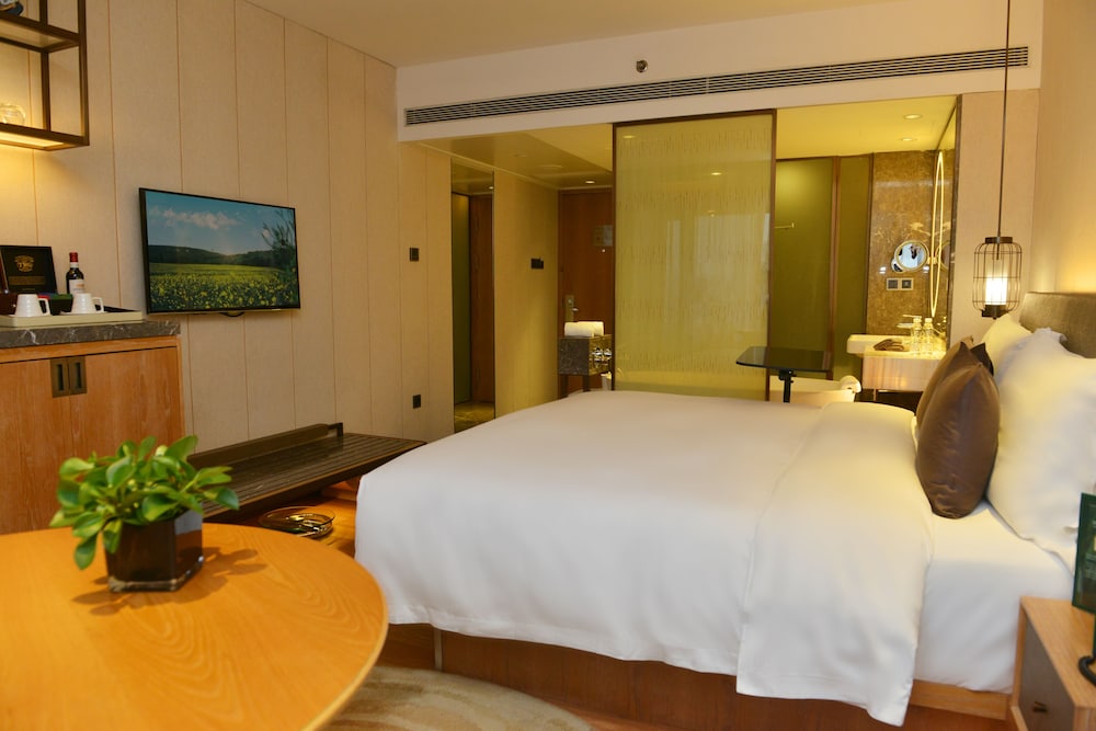 E500 Non-Smoking King Bed Room - Photo 2