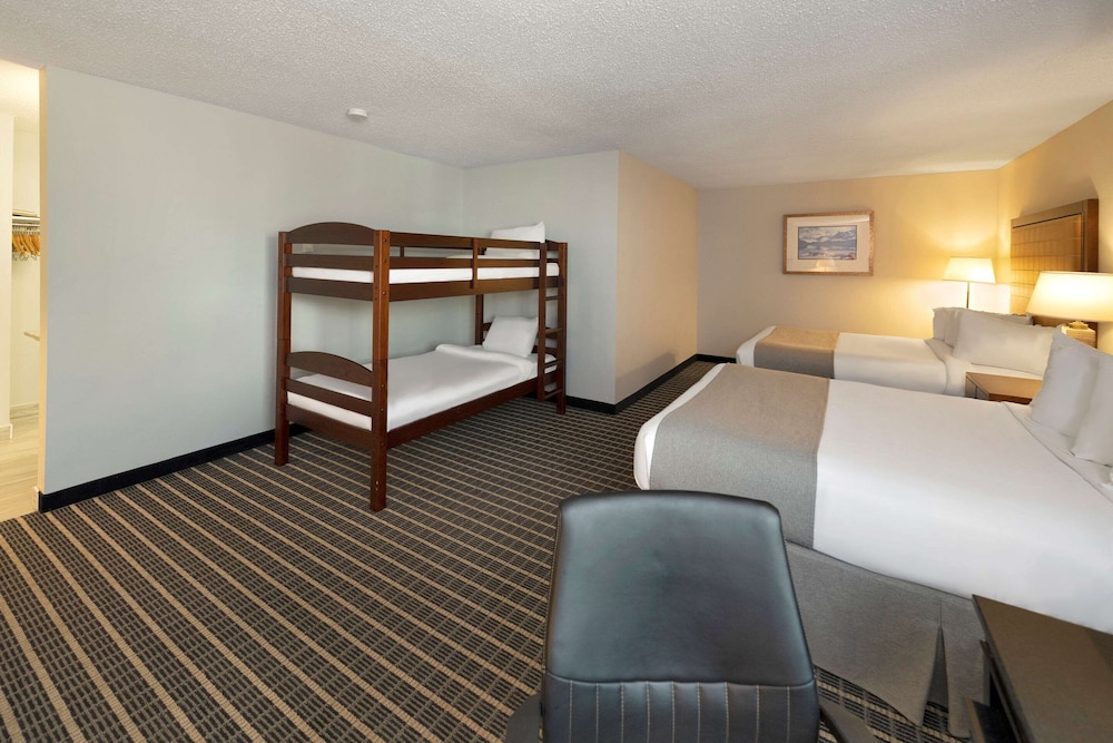 Suite, Multiple Beds, Non Smoking - Photo 4