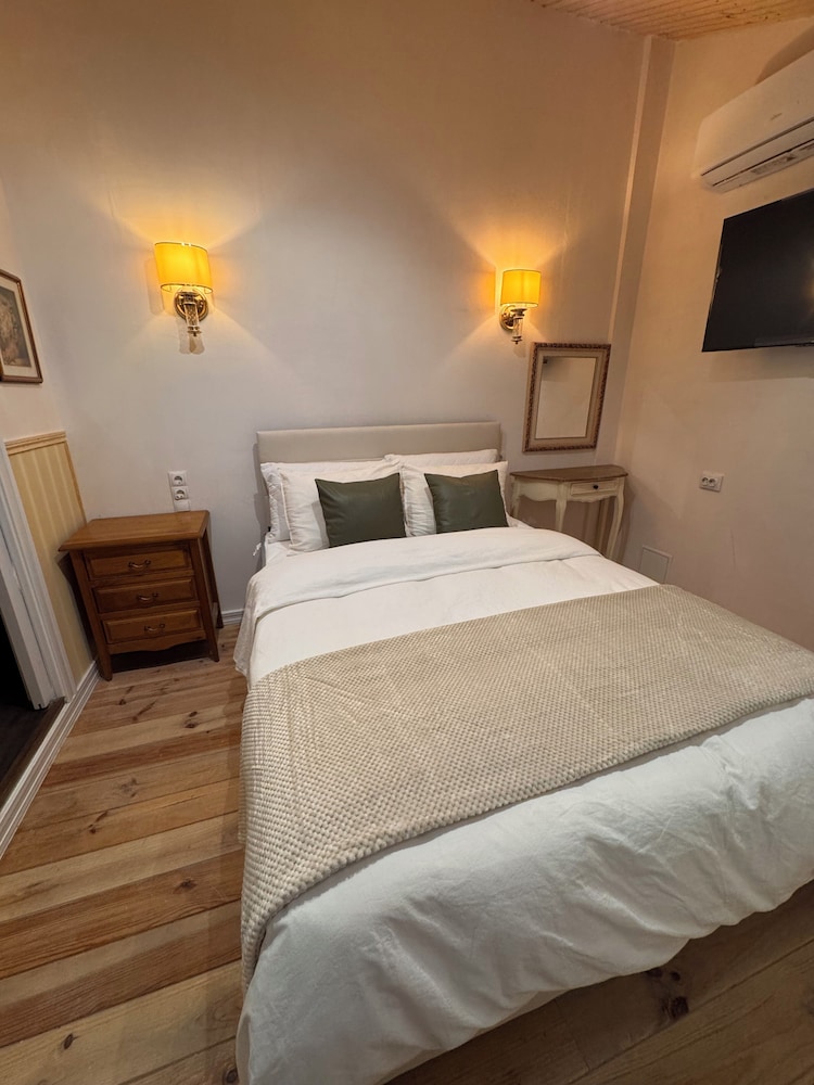 Economy Triple Room photo 3