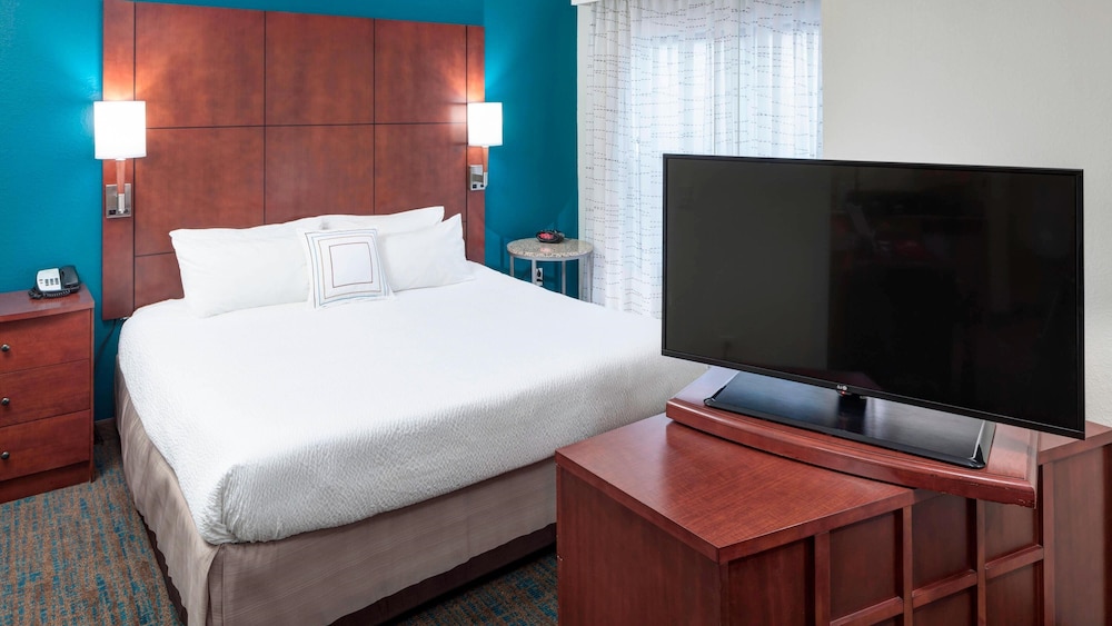 Studio, 1 King Bed with Sofa bed (Mobility/Hearing Accessible, Tub) - Photo 4