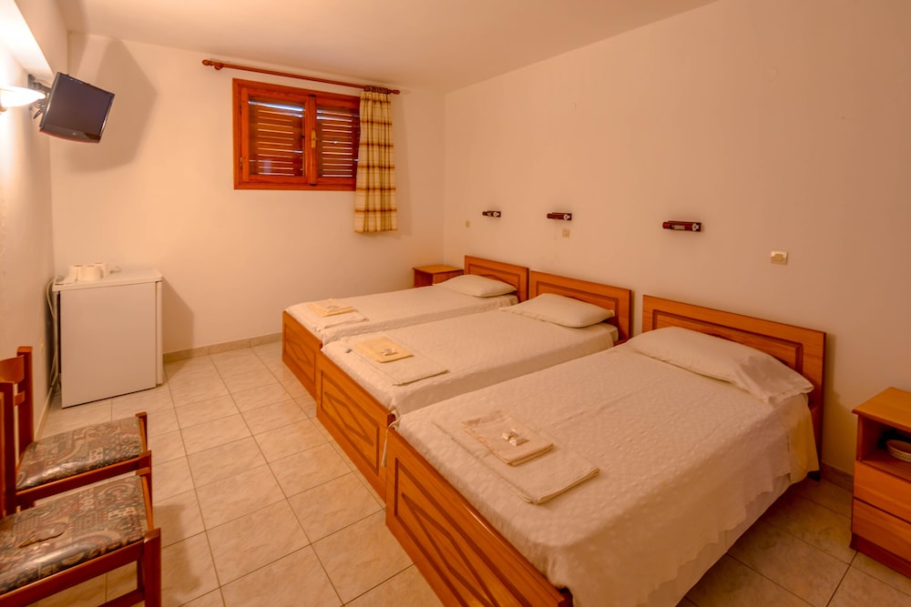 Economy Triple Room photo 1