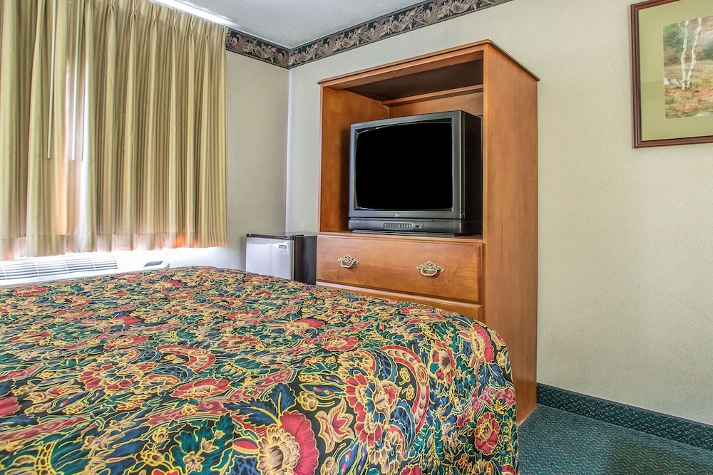 Standard Room, 1 Queen Bed, Non Smoking - Photo 4