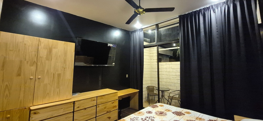 Superior Studio, 1 King Bed, Kitchen photo 2