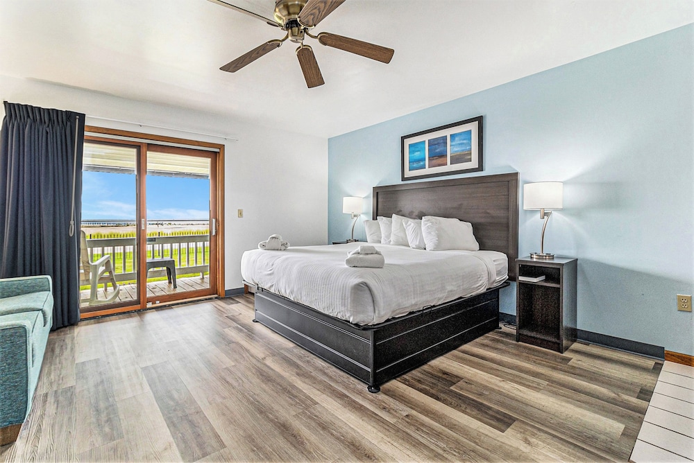 Traditional Room, 1 King Bed with Sofa bed, Balcony, Lake View