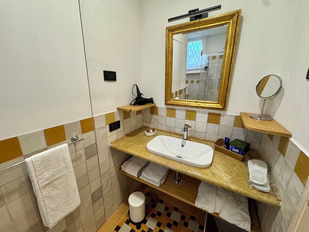 Deluxe Suite, Private Bathroom, Garden View photo 3
