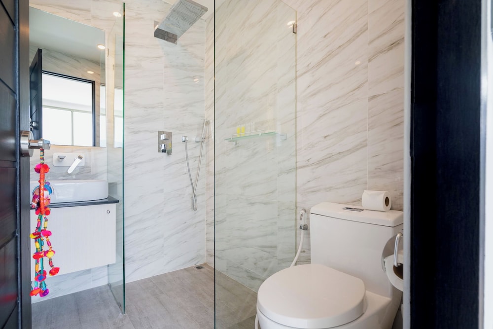 Exclusive Apartment, 2 Bedrooms, Balcony, Partial Ocean View photo 3
