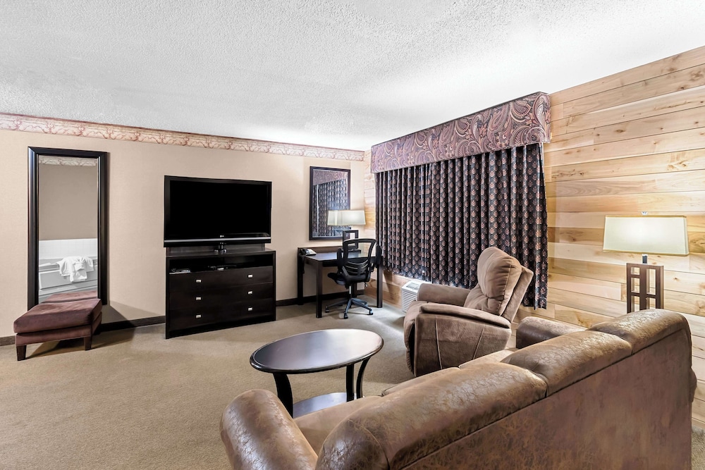 Suite, 1 King Bed, Non Smoking, Jetted Tub - Photo 4
