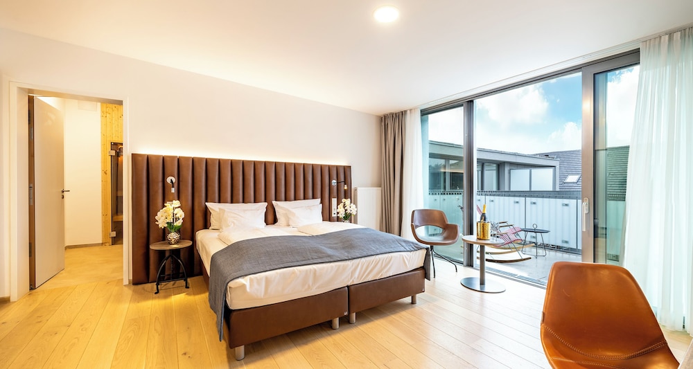 Junior Suite, 1 King Bed, Sauna - Photo 3
