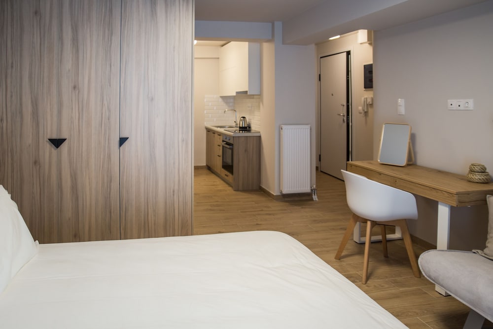 Elite Studio, 1 Queen Bed with Sofa bed, Patio (-1 Floor) photo 1