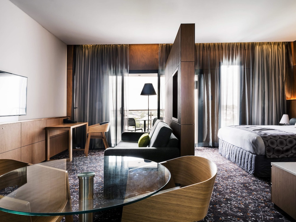 Executive Suite, 1 King Bed with Sofa bed photo 3