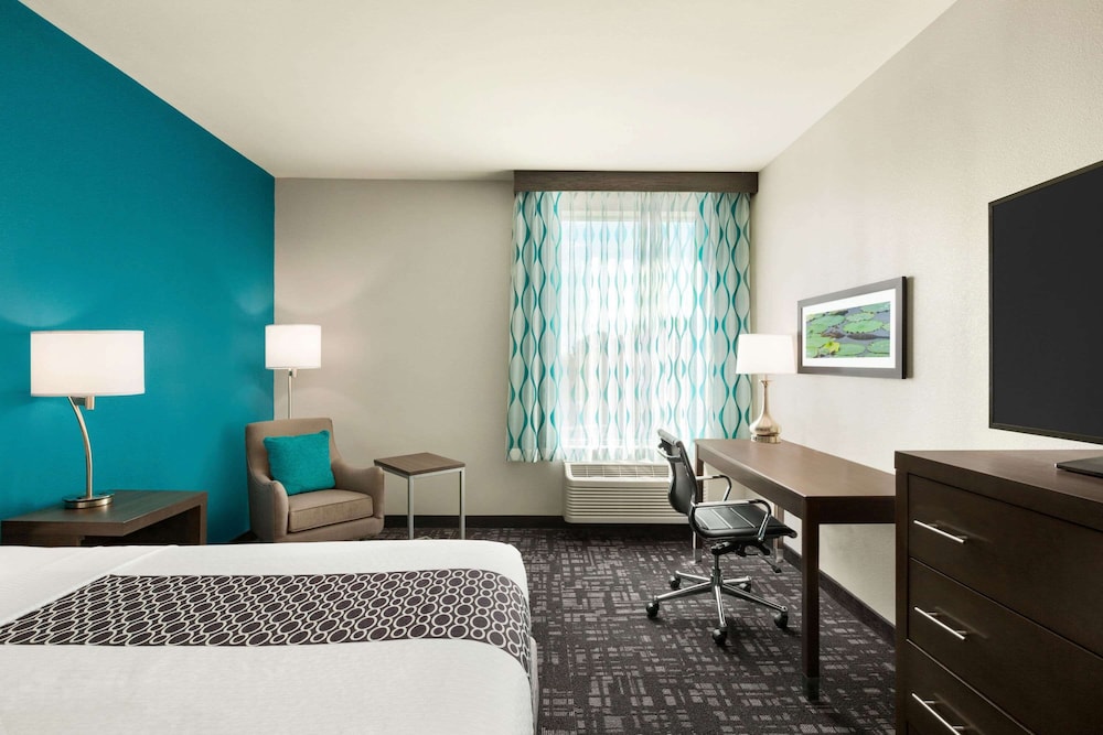 Deluxe Room, 1 King Bed, Non Smoking - Photo 1