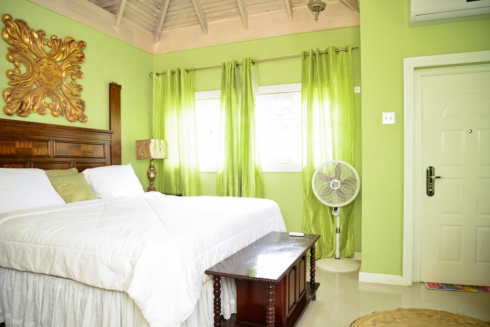 Quarto, 1 cama king, varanda, piso térreo (Quarto Verde)