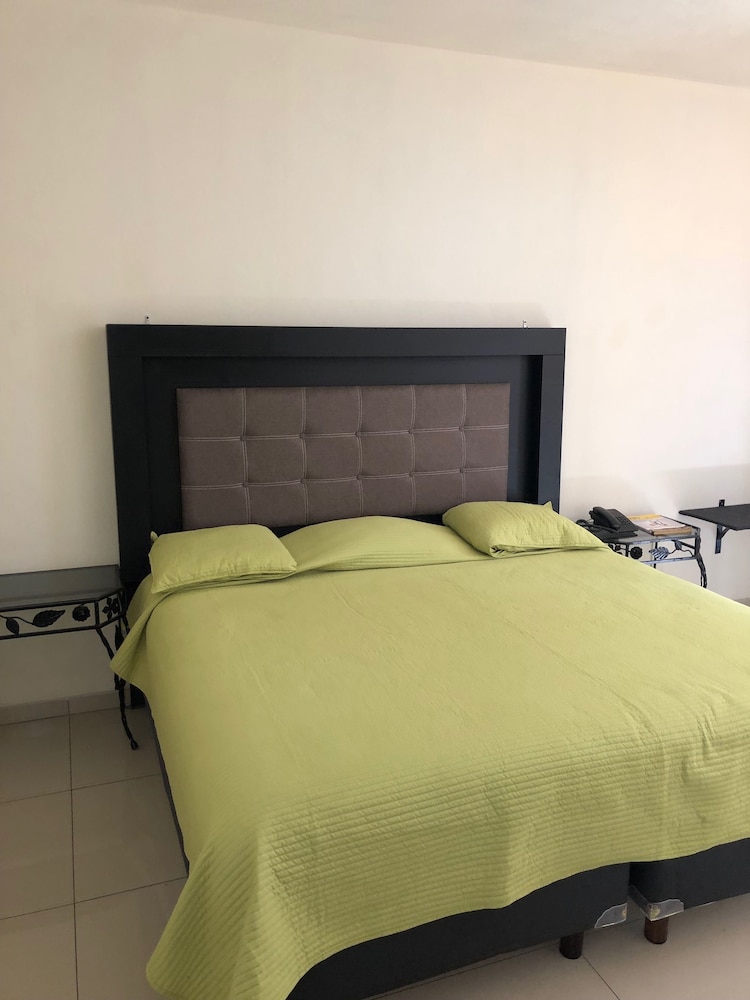 Comfort Room, 1 King Bed, Non Smoking, City View