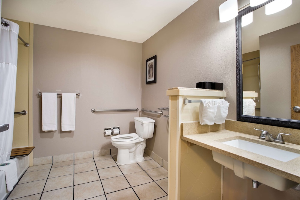 Standard Room, 2 Queen Beds, Accessible, Refrigerator & Microwave - Photo 5