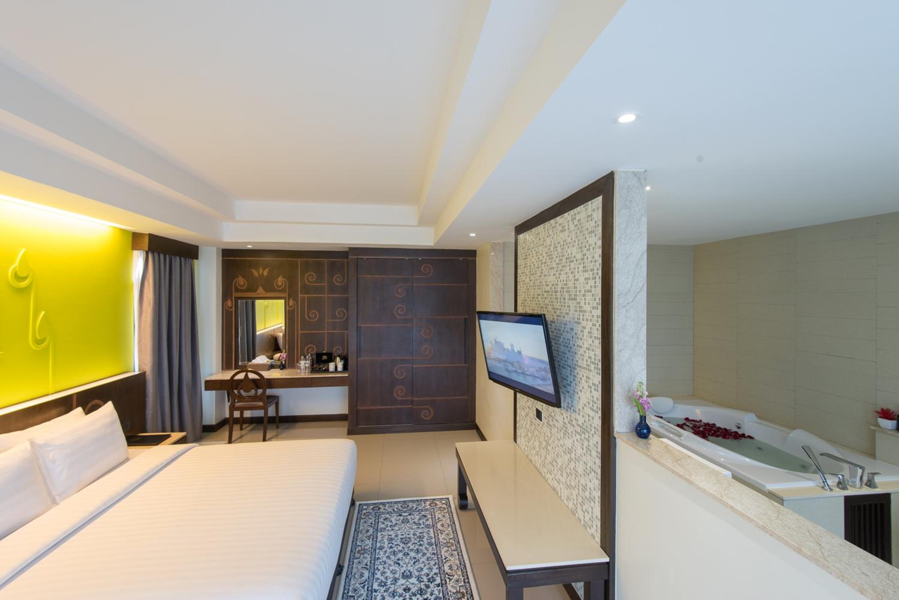 One Bedroom Suite With Pool View photo 1