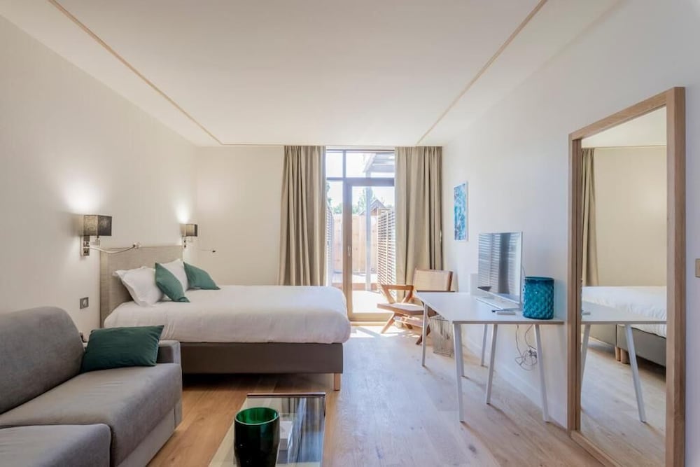 Deluxe Suite, City View