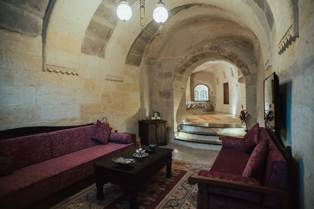 Queen Cave Suite with Stone Bathtub - Photo 13