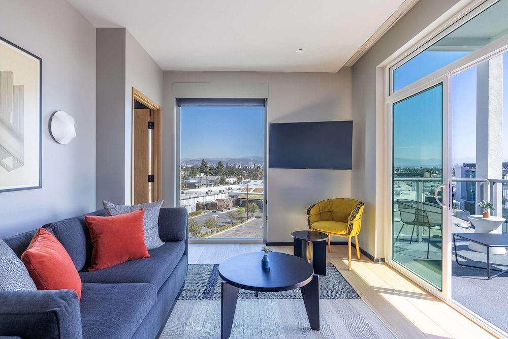 Premium Suite, 1 King Bed, Balcony - Photo 2