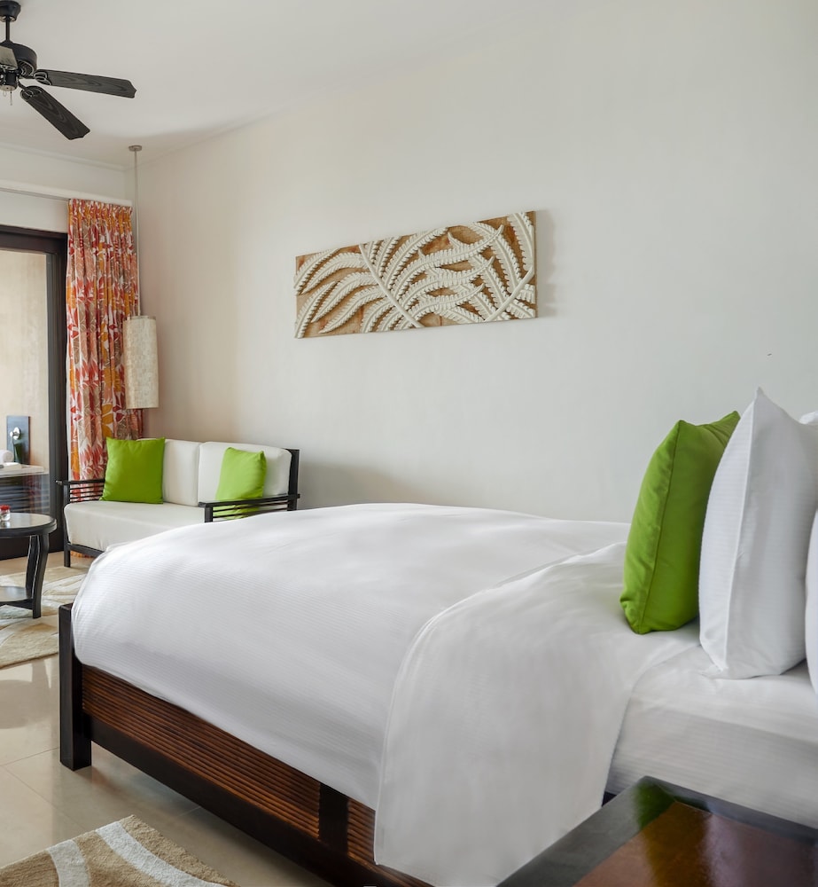 Grand Room, 1 King Bed, Beach View, Jacuzzi on Balcony photo 2
