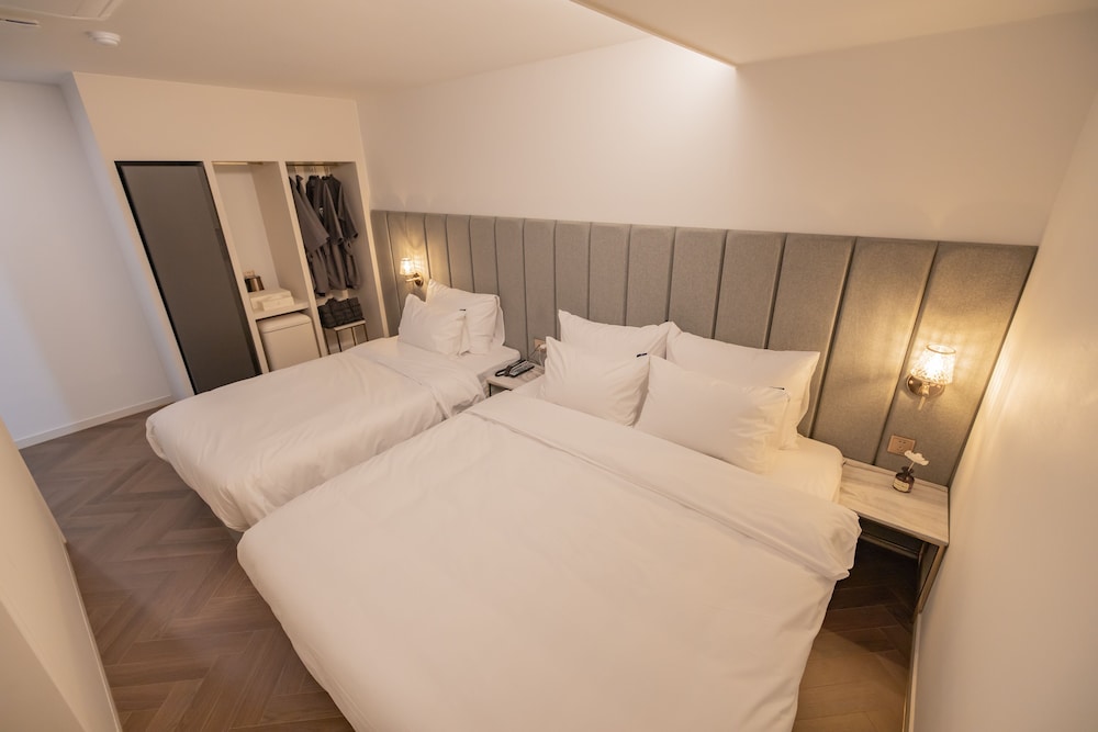 Premium Twin Room - Photo 1