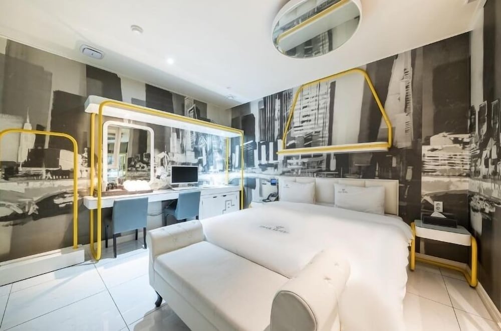 Standard Room, 1 King Bed, Non Smoking, Jetted Tub - Photo 13