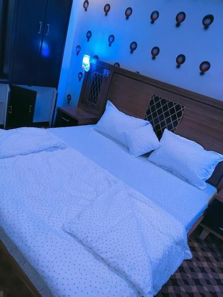 Deluxe Double or Twin Room photo 3