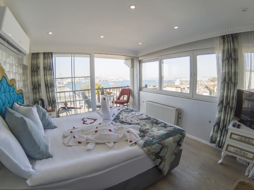 Deluxe Room, 1 Double Bed, Sea View, Overwater photo 3