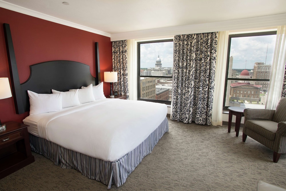 Room, 1 King Bed, City View, Corner - Photo 1