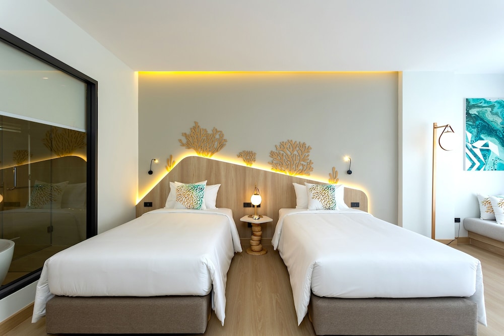 Deluxe Room, Pool Access - Photo 7