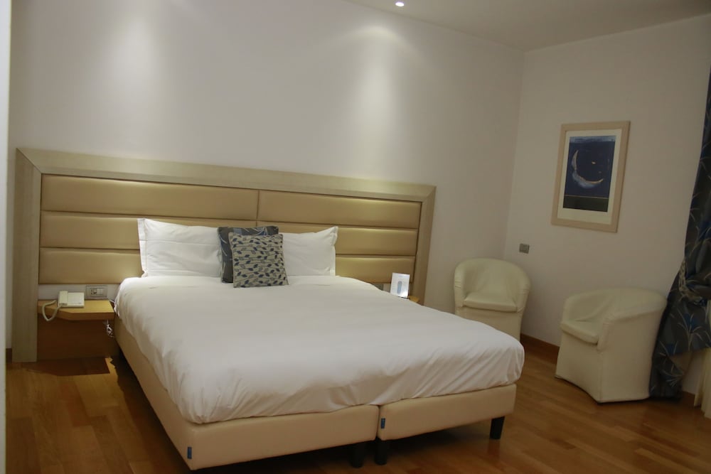 Standard Double Room Single Use, 1 Bedroom, Non Smoking, City View photo 2