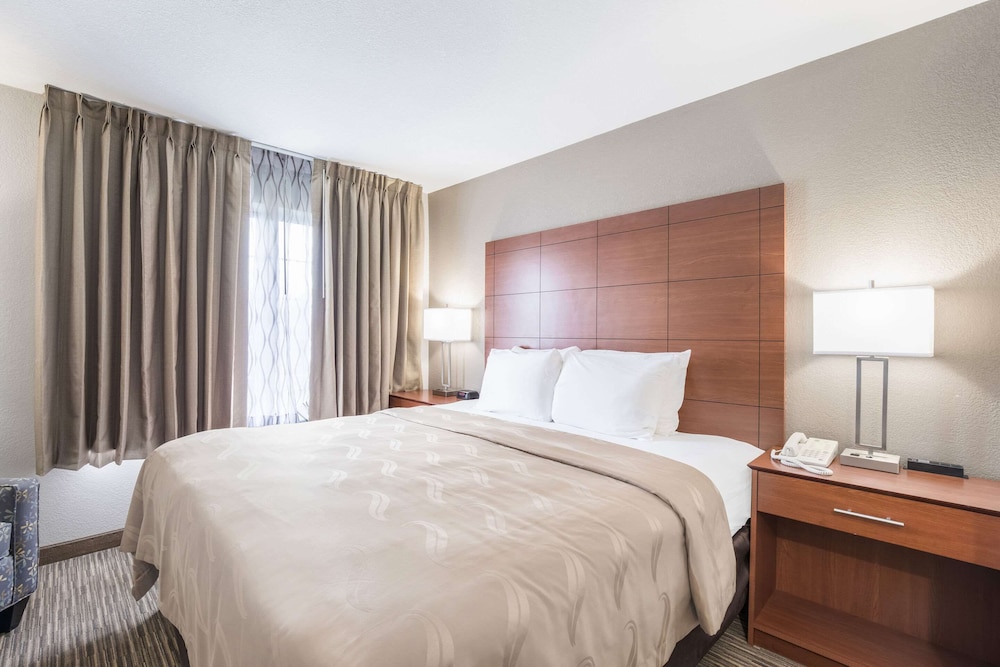Suite, 1 King Bed, Non Smoking - Photo 3