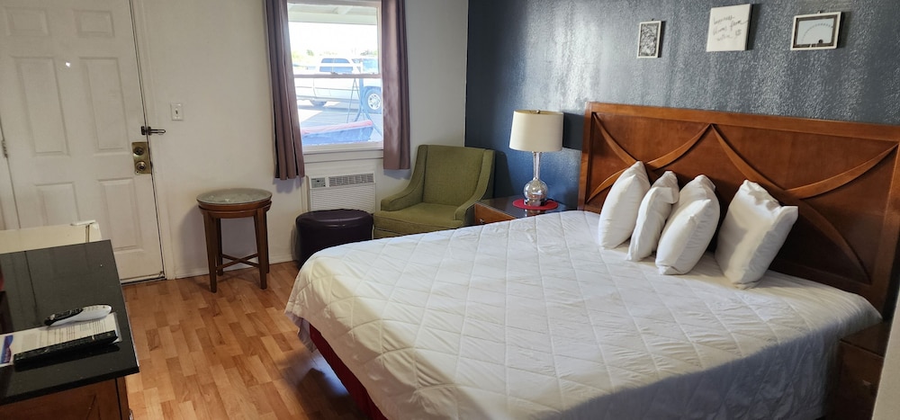 Comfort Room, 1 King Bed, Non Smoking, Mountain View