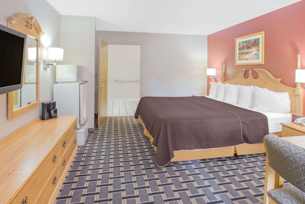 Suite, 1 King Bed - Photo 4