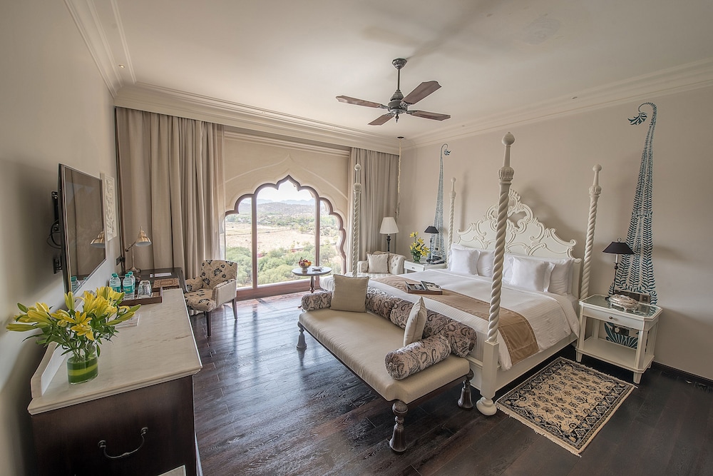 Deluxe Room, 1 King Bed - Photo 2
