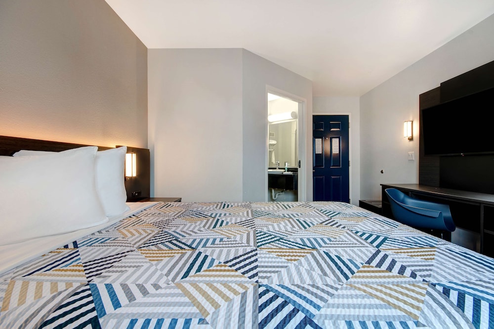 Deluxe Room, 1 Queen Bed, Accessible, Non Smoking